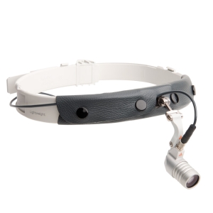 Lampa czołowa HEINE Microlight 2 – kompaktowe oświetlenie LED na lekkiej opasce do badań okulistycznych.