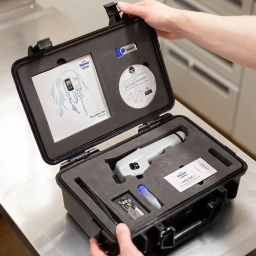 Zestaw tonometru Tono-Vera Vet w walizce transportowej z akcesoriami i instrukcją obsługi.