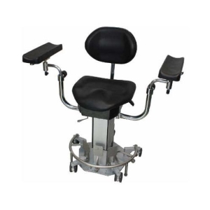 Fotel operatora elektryczny AK-480 – ergonomiczne krzesło zabiegowe z regulowanymi podłokietnikami.