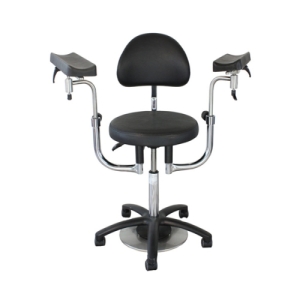 Fotel operatora pneumatyczny AK-445 – krzesło zabiegowe z regulacją wysokości i podłokietnikami.