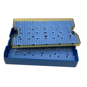 Tacka do sterylizacji dwuwarstwowa z jeżykiem – pojemnik do instrumentów chirurgicznych z wkładem silikonowym.