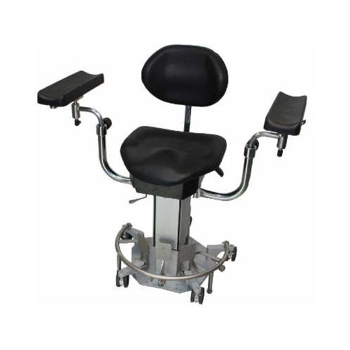 Fotel operatora elektryczny AK-480 – ergonomiczne krzesło zabiegowe z regulowanymi podłokietnikami.