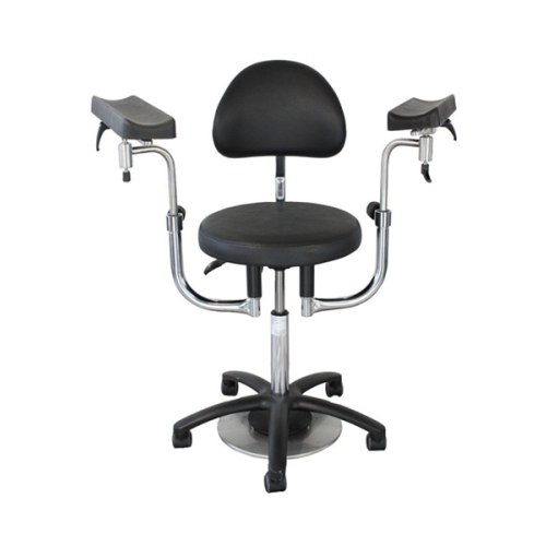 Fotel operatora pneumatyczny AK-445 – krzesło zabiegowe z regulacją wysokości i podłokietnikami.