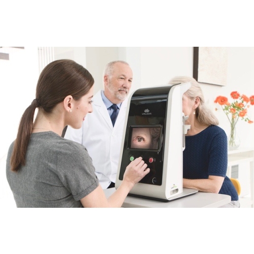 Zastosowanie urządzenia Valeda w terapii fotobiomodulacyjnej AMD – badanie okulistyczne pacjenta.